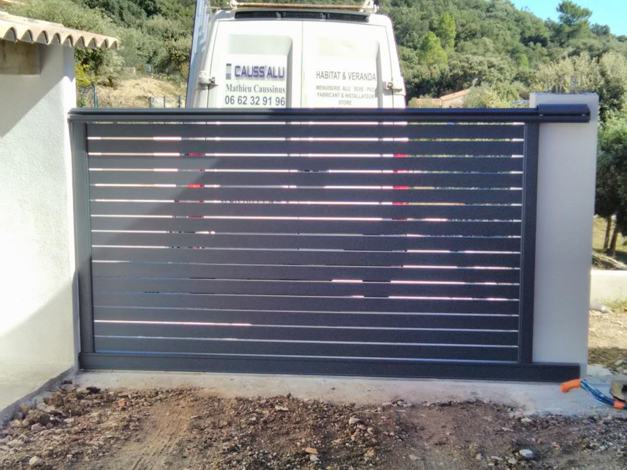 Portail coulissant ajouré en aluminium posé par CAUSS’ALU (photo 2)